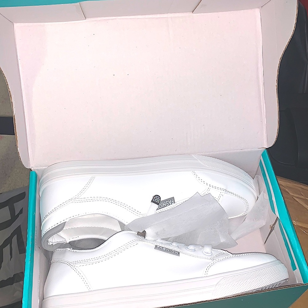 Brand new quality sneakers . Size 40
